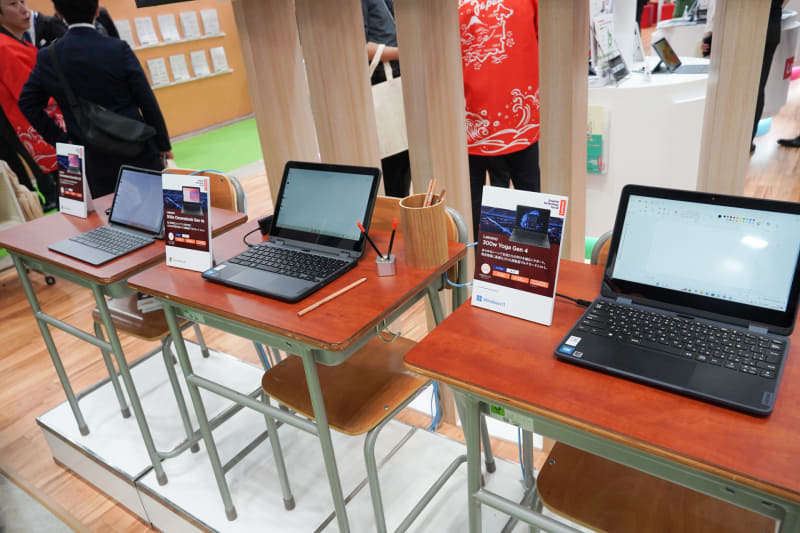 GIGA端末は、コンバーチブル型の「500e Chromebook Gen 4s」とデタッチャブル型の「Chromebook Duet EDU G2」、Windowsの「300w Yoga Gen 4」の3機種を展示