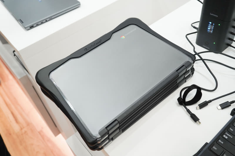 高耐久とする機種専用のラゲットケースに入れた500e Chromebook Gen 4sを重ねたところ