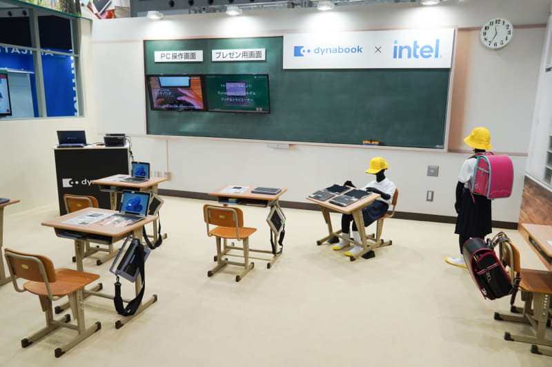 黒板や机を置いて教室を再現