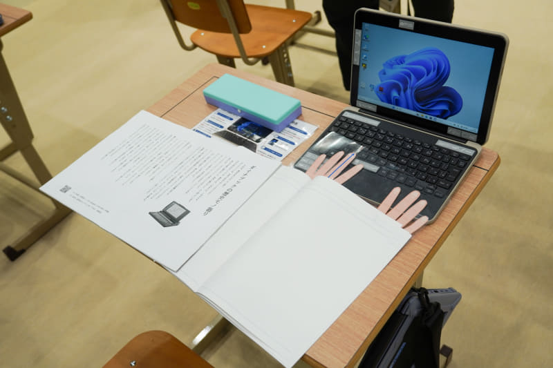 学校の机を再現。現在、学校現場では新旧で2サイズの机が使われているが、これは新サイズで、旧サイズも線で表現している