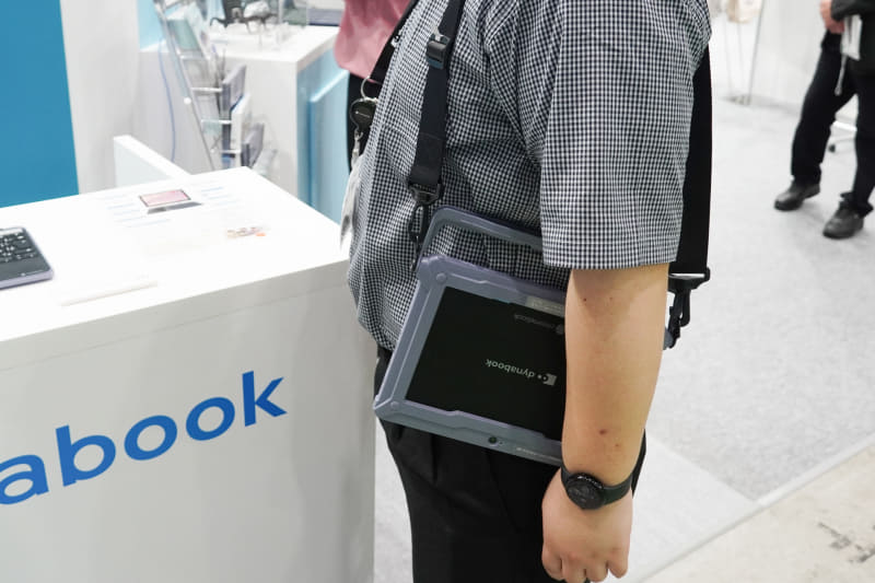 ハンドル付きハードケース装着のDynabook Chromebook C70