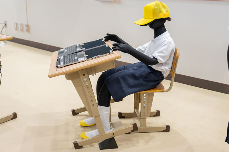 机が斜めになっても手前のDynabook K70滑り落ちない