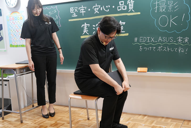 椅子の上にGIGA端末を置いて座っても、画面が割れないことをアピール