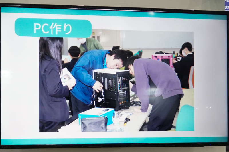 eスポーツ部で自作PCを組み立てる様子