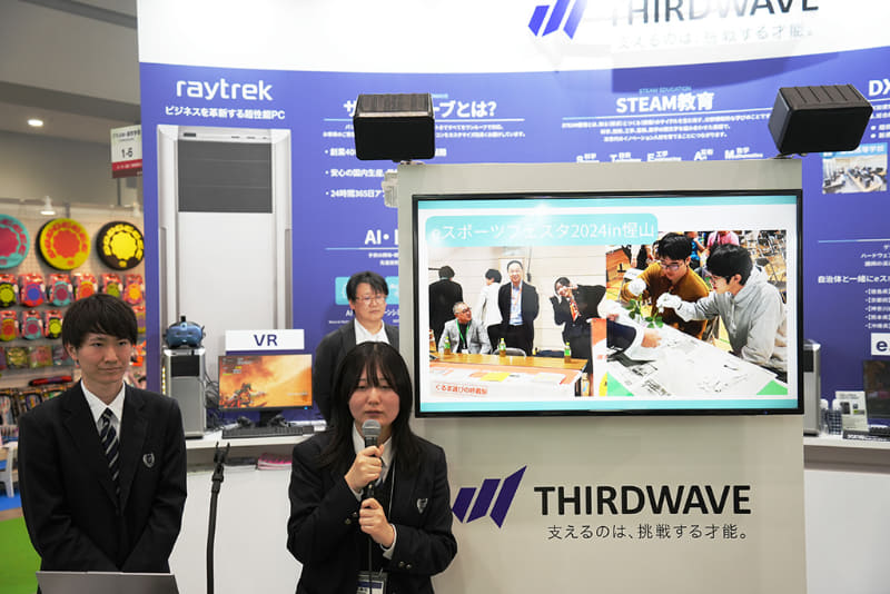 山形県の惺山高等学校がサードウェーブのブースでプレゼンテーション