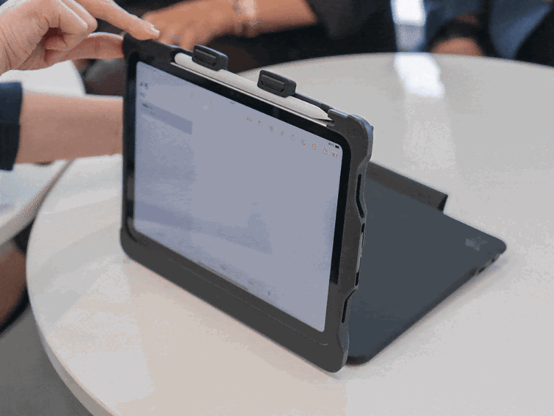 キーボード部分を折りたたんでケース背面に近づけると、自動的にスクリーンキーボードモードに切り替わる