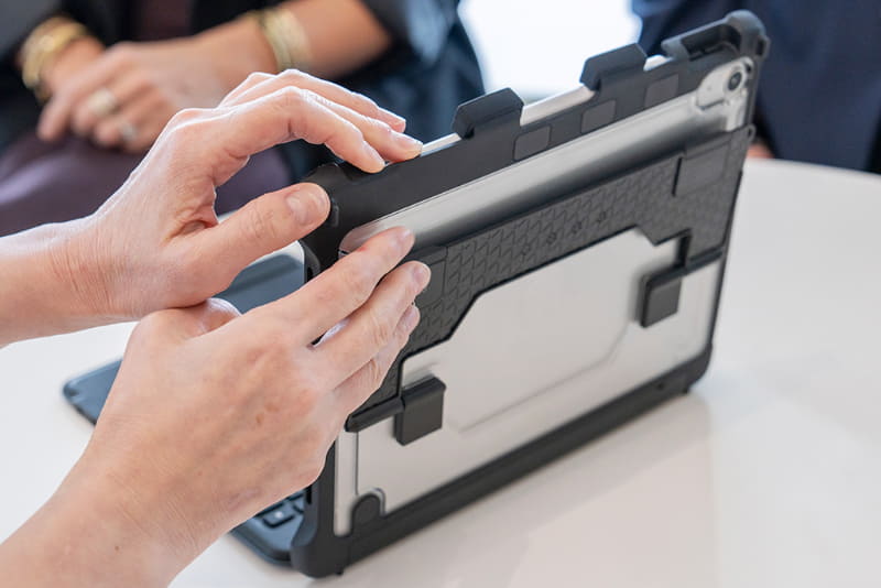 スタンドは180度まで開く設計で、破損のリスクを抑えている