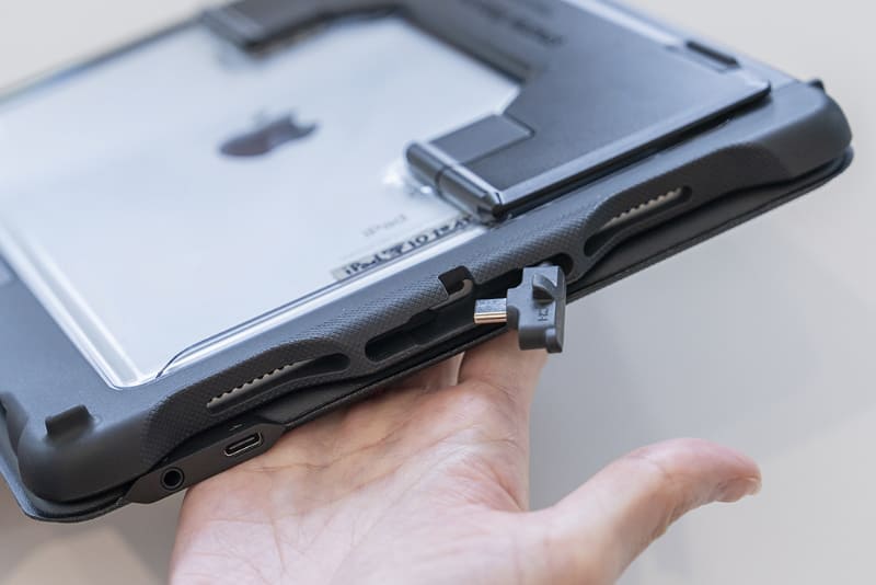 キーボードはUSB Type-Cによる有線接続。3.5ｍｍオーディオポートや充電用ポートも用意されている