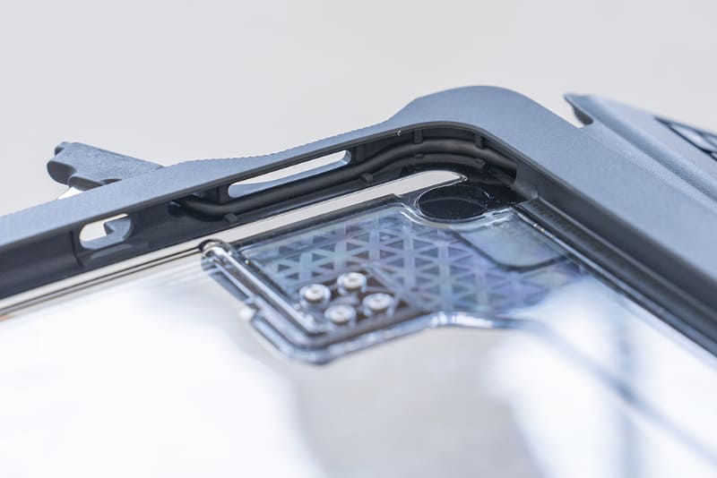 キーボードとの接続はBluetoothではなく有線接続