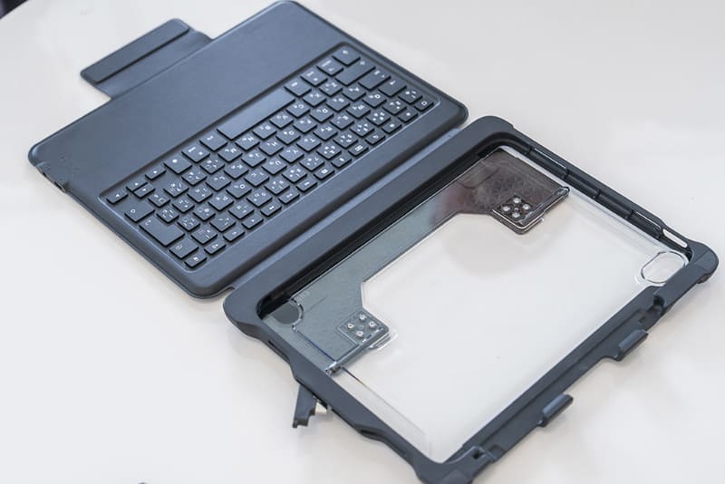 背面の透明部分も大きく、名前シールや管理用のシールも視認しやすい