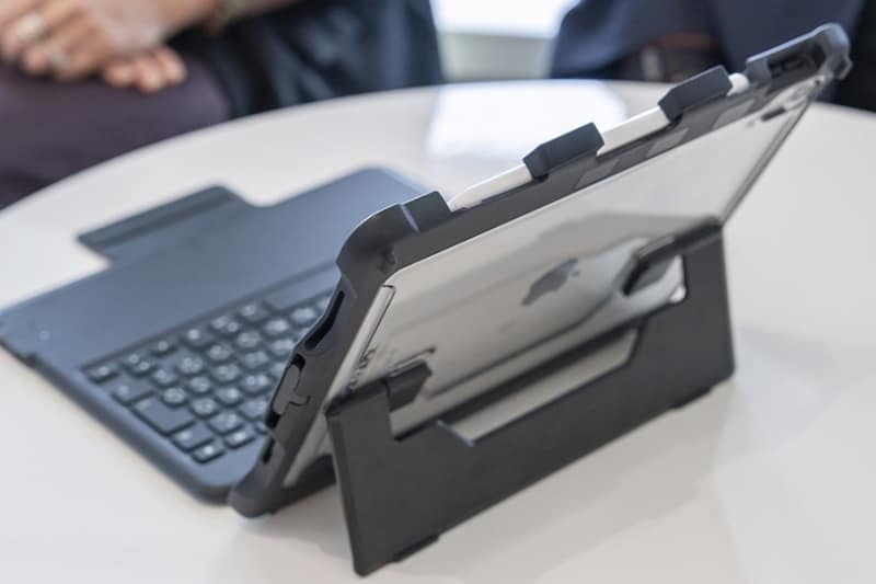 スタンドの角度は無段階で自由に調整可能