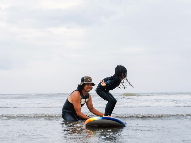 サーフィン歴30年の漁師がサーフィン体験を実施