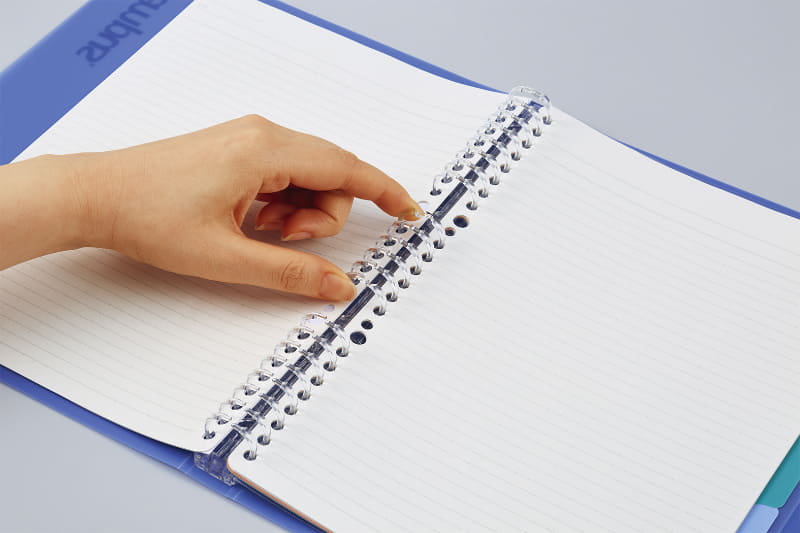 中央に配置された2本の固定用リングの左側を上下から軽くつまむと、開く