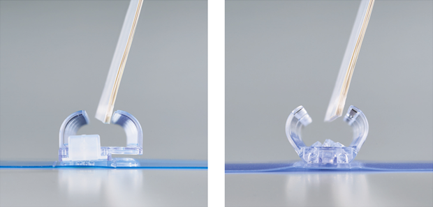 リングの開き方。左が従来品のとじ具、右が秒で開くバインダーのとじ具