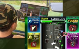 タブレットを操作し、専用のエコキャッチャーで制限時間内に多くのゴミを回収して分別