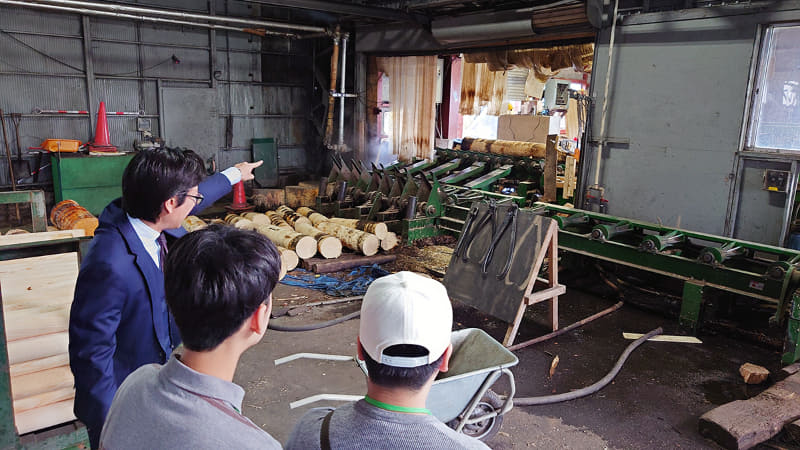 滝澤ベニヤの社長と木材加工の工場を視察（昨年のモニターツアーから）