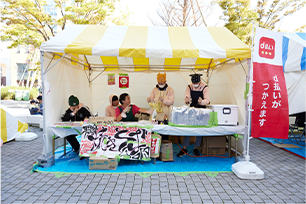 d払いを導入した模擬店の様子