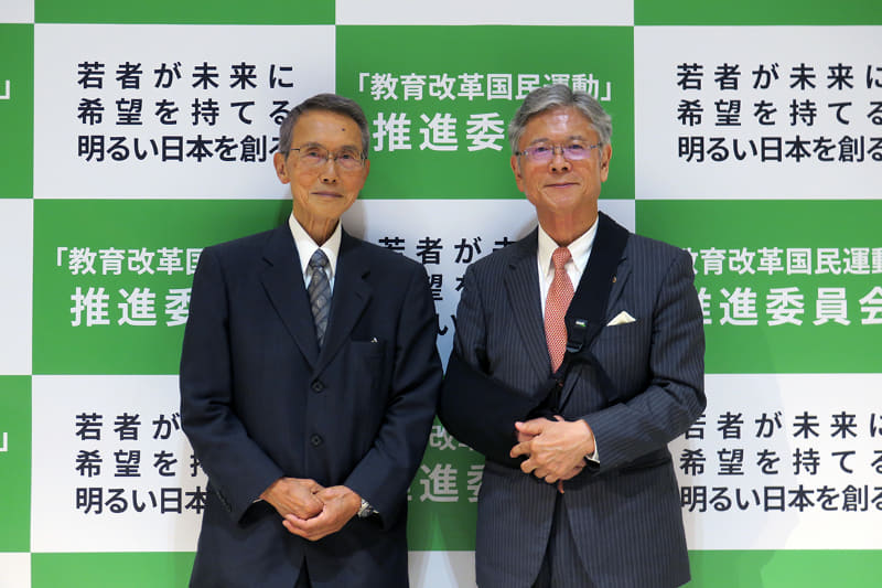 （右）教育改革国民運動 事務局長 大久保秀夫氏、（左）事務局員 土居征夫氏