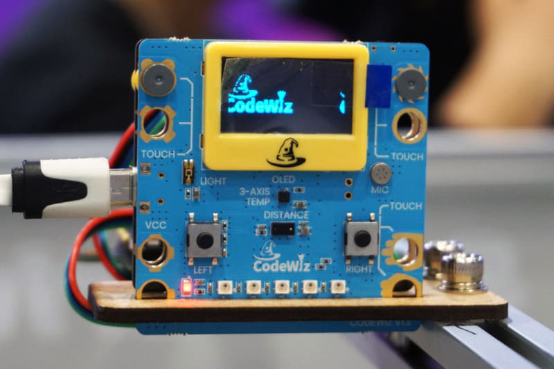 有機ELディスプレイと6つのタッチセンサーを搭載した「CodeWiz」