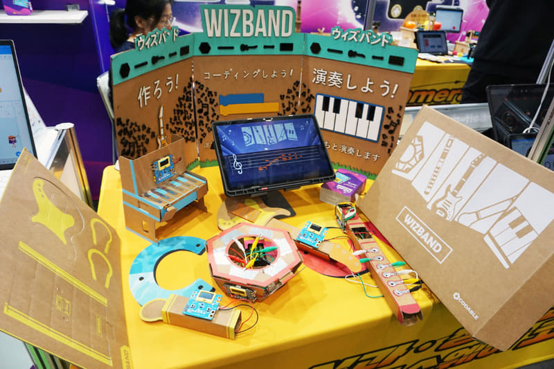 段ボールキットで楽器を作り、「CodeWiz」をプログラミングして演奏する「WIZBAND」