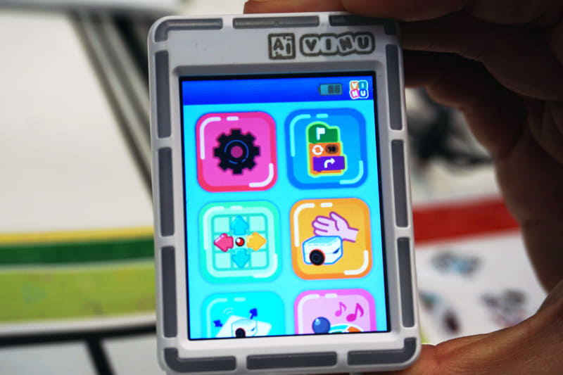 傾きや長さ、色、赤外線などを感知してVINUを動かす、多彩な学習コンテンツを搭載