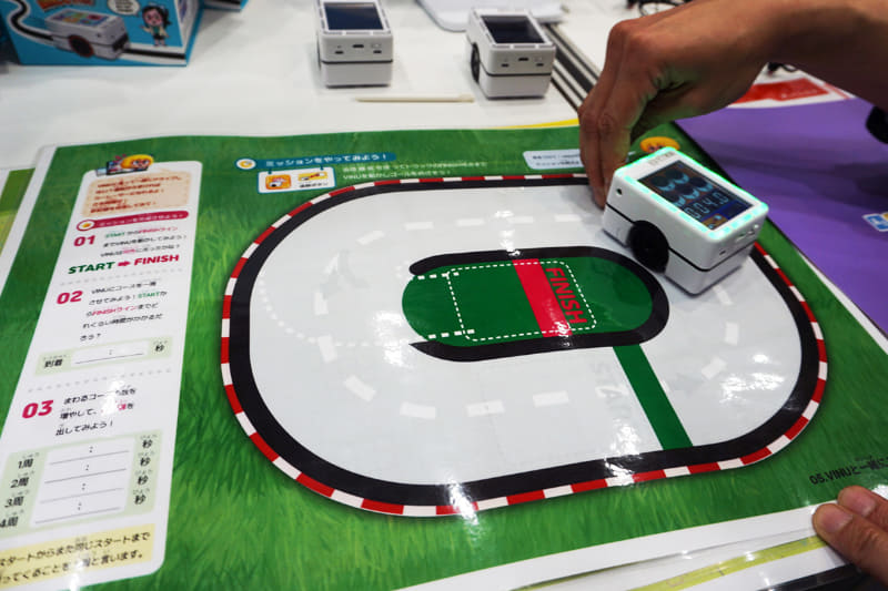 順序や繰り返し、条件判断など、習熟度に応じて選べるコンテンツを用意。手をかざしてVINUをゴールまで動かすミッションを実演