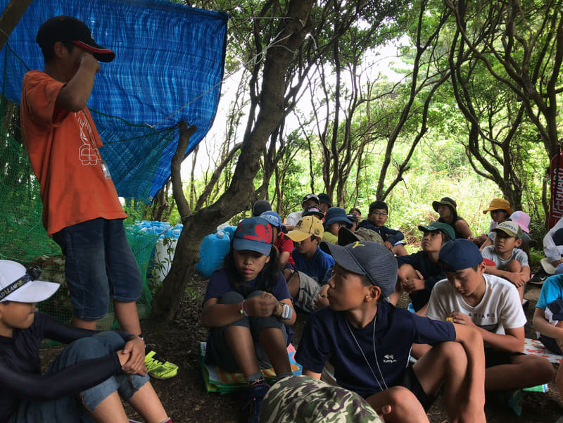 ボランティアスタッフが子供たちを見守る