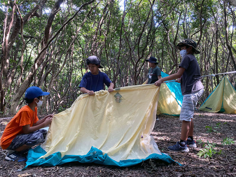 協力しながらテントを設営