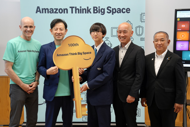 レプリカキーの贈呈。左からAWSデータセンター運用部門 日本総責任者 ティム・レクスロード氏、AWSジャパン代表執行役員社長 白幡晶彦氏、相模原市立弥栄中学校生徒会長 戸来柊斗さん、相模原市立弥栄中学校校長 古屋礼史氏、相模原市長 本村賢太郎氏