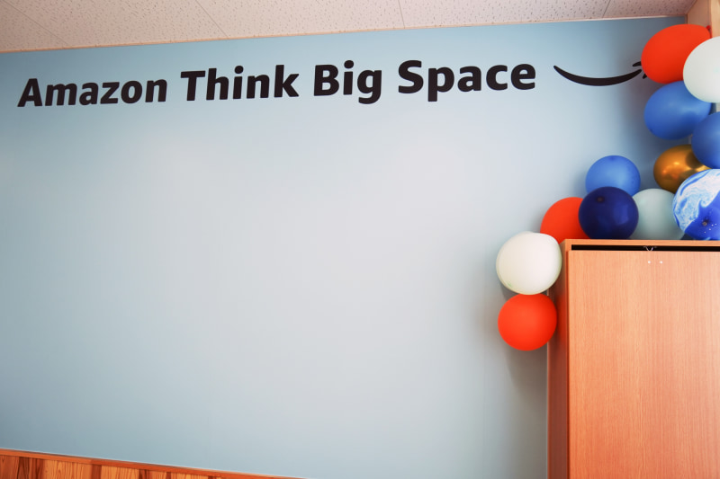 教室にAmazon Think Big Spaceの文字