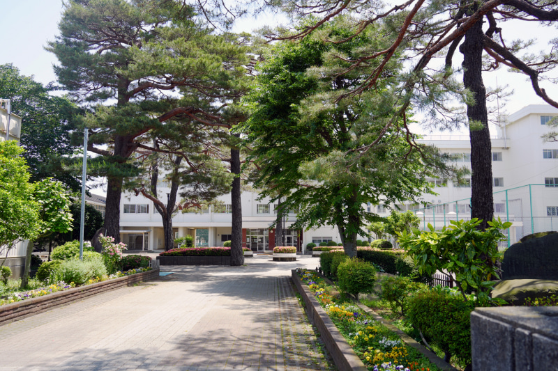 相模原市立弥栄中学校は、小学校と高校のほか淵野辺公園やJAXA 相模原キャンパスなどが隣接