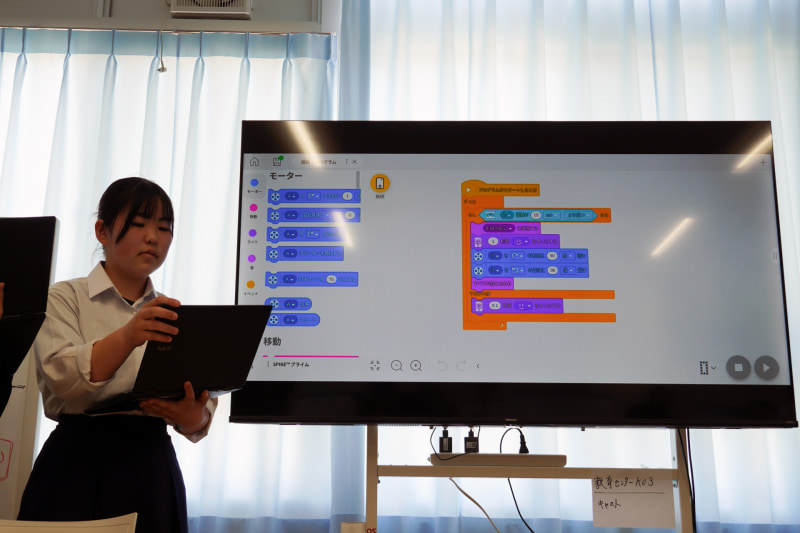 Chromebookの画面を大型モニターに投影して発表