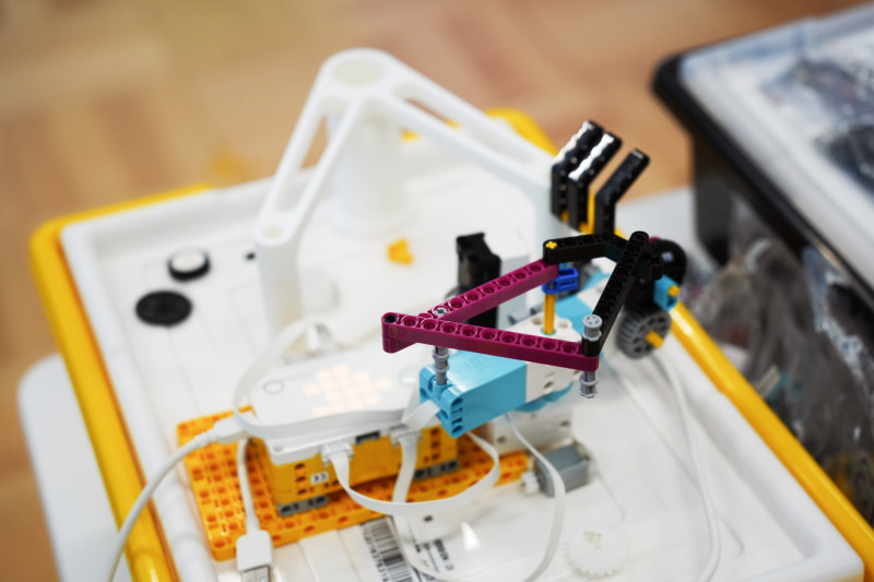 ハブにモーターを接続、レゴブロックで作ったものを動かす