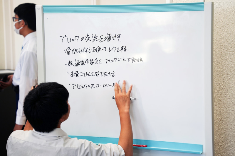 いったんホワイトボードに意見を書き出す