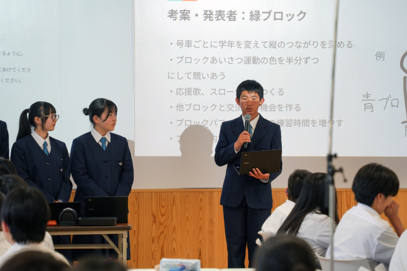 話し合いの結果をスライドにまとめて発表