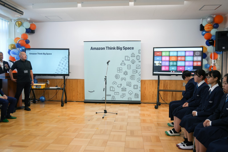 寄贈式が行われ、Amazon Think Big Spaceでは生徒会本部役員が代表して並んだ