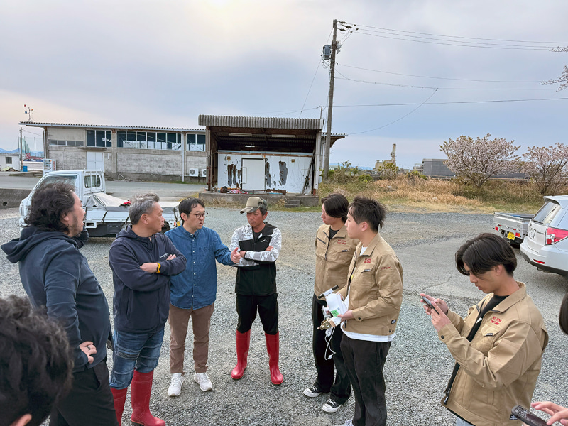 伊勢湾漁協の海苔養殖生産者と意見交換をする様子