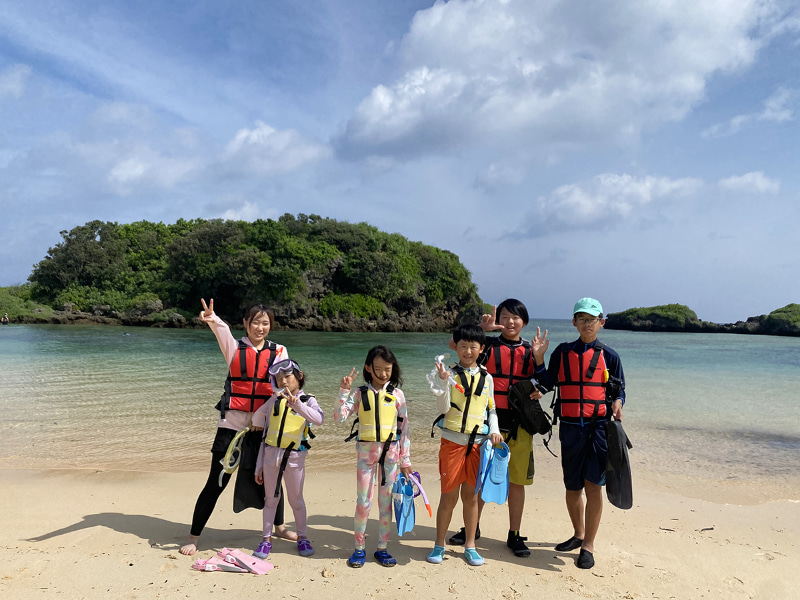 シュノーケリングなどのアクティビティを実施