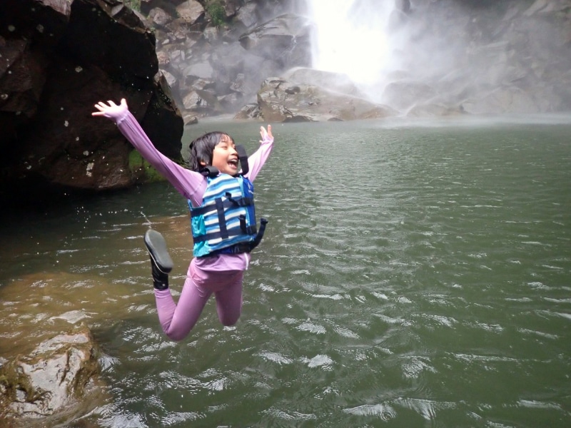 シュノーケリングなどのアクティビティを実施