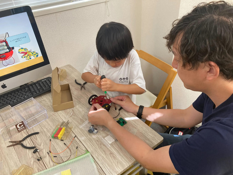 「ミニカーコース」では、センサーを取り付けてプログラミングで障害物を回避