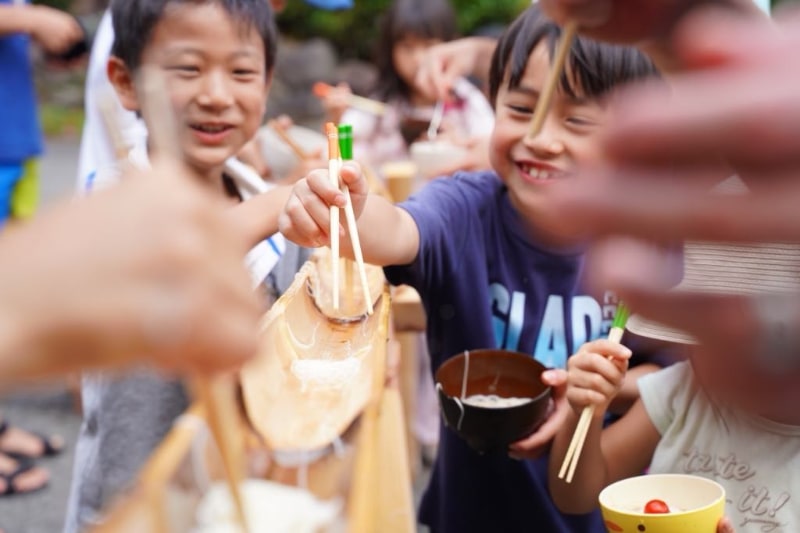 流しそうめんを楽しむ子供たち