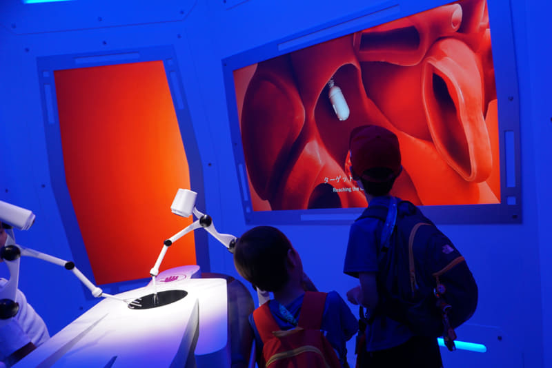 未来の手術をテーマにした展示に、兄弟揃って夢中