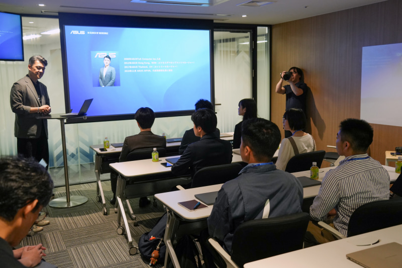 集まった学生アンバサダーに、ASUSについて紹介