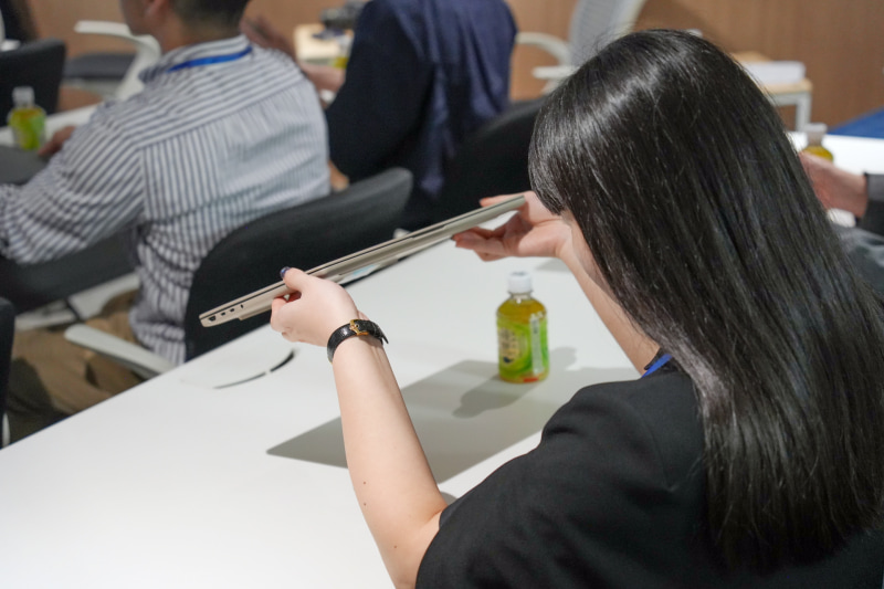 軽さや薄さを確認するアンバサダー