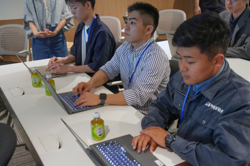 実機を前に説明を聞くアンバサダーたち