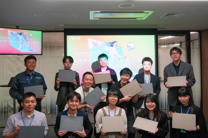 アンバサダーとスタッフで記念写真