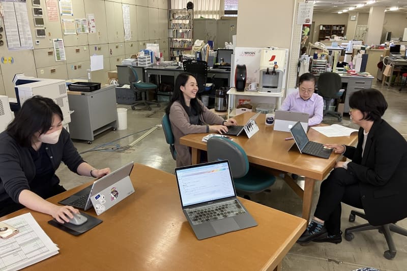 職員室に設けられた教師同士が対話できる「学び合い」スペース。こうした場をつくることで、「報・連・相（ほうれんそう/報告・連絡・相談）」という業務的なコミュニケーションにとどまらず、雑談やちょっとした悩みを相談する「雑・相（ざっそう/雑談・相談）」へと広がる対話が生まれる