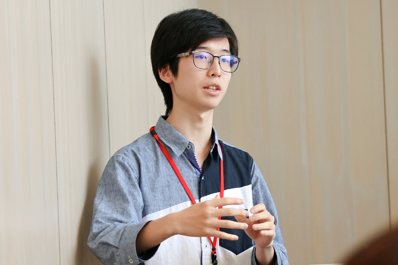 調印式に参加した飛鳥未来高校、HR高等学院の学生