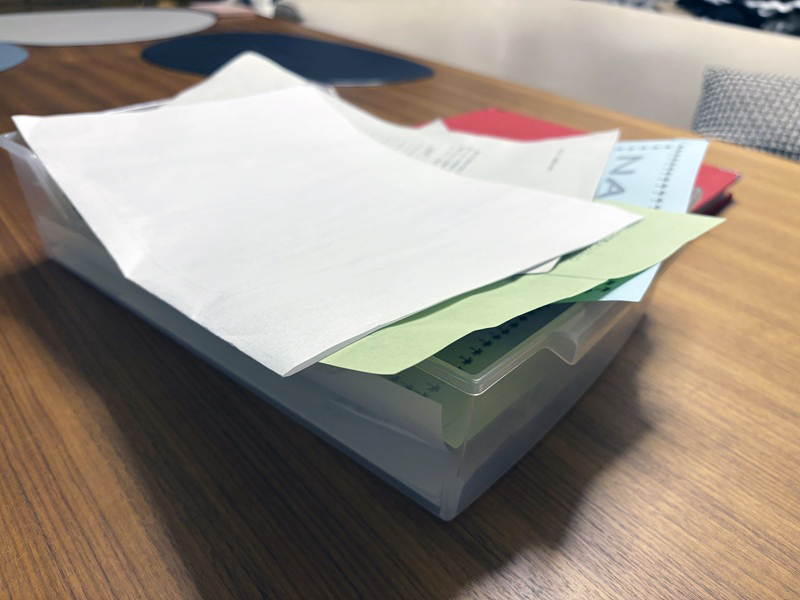 学校から届く、積み重なった紙のプリント