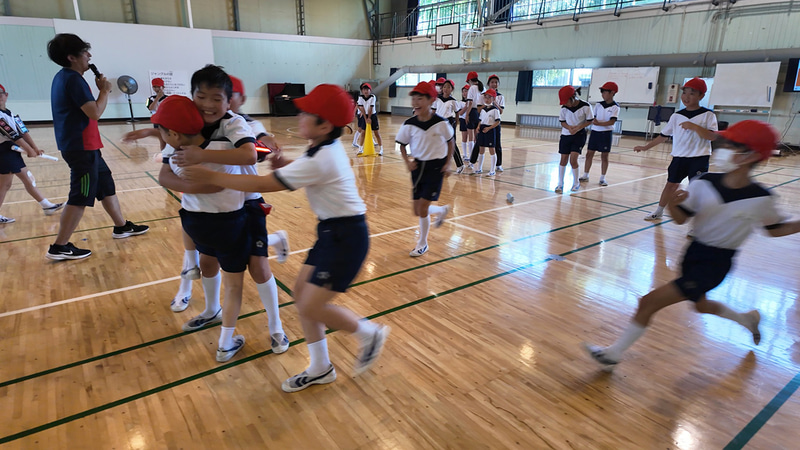 勝者に走り寄る児童たち